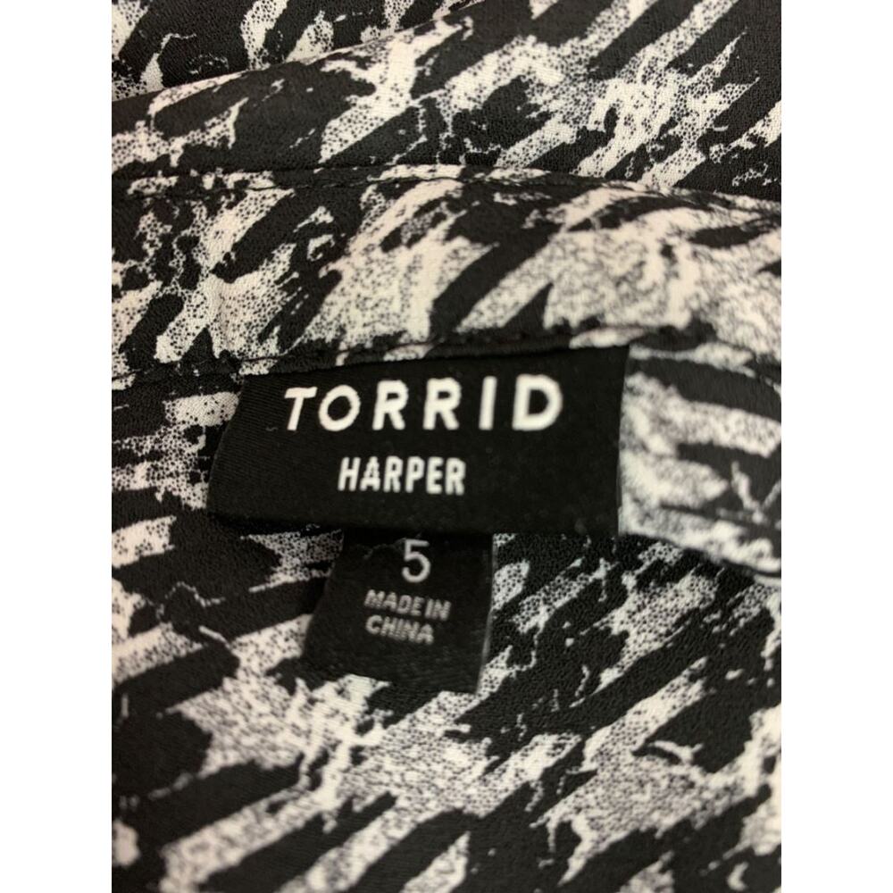 Size 5X Torrid Harper Blouse Shirt Womens Black Gray Roll Tab Sleeve - Picture 8 of 9
